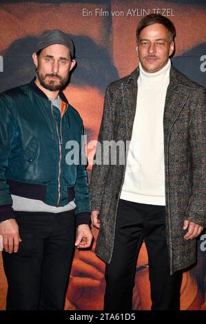 Clemens Schick und Tom Wlaschiha BEI der Premiere des Kinofilms en place dans der Astor film Lounge. Berlin, 28.11.2023 *** Clemens Schick et Tom Wlaschiha à la première du film Falling into place in the Astor film Lounge Berlin, 28 11 2023 Foto:Xn.xKubelkax/xFuturexImagex Falling berlin 3120 crédit : Imago/Alamy Live News Banque D'Images
