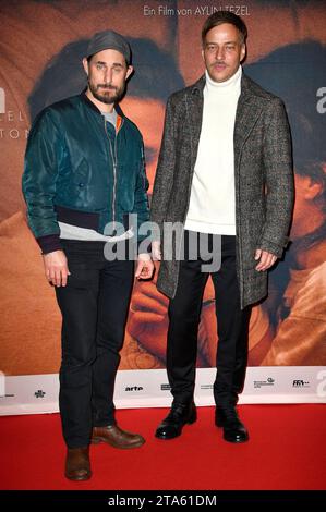 Clemens Schick und Tom Wlaschiha BEI der Premiere des Kinofilms en place dans der Astor film Lounge. Berlin, 28.11.2023 *** Clemens Schick et Tom Wlaschiha à la première du film Falling into place in the Astor film Lounge Berlin, 28 11 2023 Foto:Xn.xKubelkax/xFuturexImagex Falling berlin 3119 crédit : Imago/Alamy Live News Banque D'Images