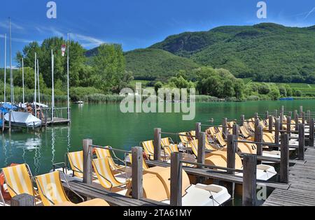 Kalterer See, Italien, Südtirol 18. Juli 2021 hier der Blick auf den Kalterer See, südlich von Kaltern im Überetsch, Südtirol, in der Nähe vom Lido, hier einige Tretboote zum Ausleihen, schwimmen, baden, sonnen, Tourismus *** Lac Kaltern, Italie, Tyrol du Sud 18 juillet 2021 Voici la vue du lac Kaltern, au sud de Kaltern à Überetsch, Tyrol du Sud, près du Lido, voici quelques pédalos à louer, baignade, bains de soleil, tourisme crédit : Imago/Alamy Live News Banque D'Images