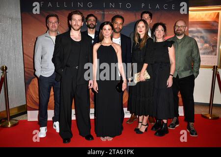 David J. Achilles, Chris Fulton, Jon Hopkins, Aylin Tezel, Samuel Anderson, Alexandra Dowling, Rory Fleck Byrne, Gast und Ben Lukas Boysen BEI der Premiere des Kinofilms en place dans der Astor film Lounge. Berlin, 28.11.2023 *** David J Achilles, Chris Fulton, Jon Hopkins, Aylin Tezel, Samuel Anderson, Alexandra Dowling, Rory Fleck Byrne, invité et Ben Lukas Boysen à la première du long métrage Falling into place au Astor film Lounge Berlin, 28 11 2023 Foto:Xn.xKubelkax/xFuturexImagex Falling berlin 3169 crédit : Imago/Alamy Live News Banque D'Images