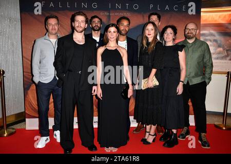 David J. Achilles, Chris Fulton, Jon Hopkins, Aylin Tezel, Samuel Anderson, Alexandra Dowling, Rory Fleck Byrne, Gast und Ben Lukas Boysen BEI der Premiere des Kinofilms en place dans der Astor film Lounge. Berlin, 28.11.2023 *** David J Achilles, Chris Fulton, Jon Hopkins, Aylin Tezel, Samuel Anderson, Alexandra Dowling, Rory Fleck Byrne, invité et Ben Lukas Boysen à la première du long métrage Falling into place au Astor film Lounge Berlin, 28 11 2023 Foto:Xn.xKubelkax/xFuturexImagex Falling berlin 3170 crédit : Imago/Alamy Live News Banque D'Images