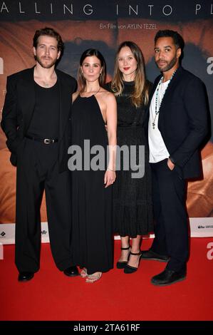 Chris Fulton, Aylin Tezel, Alexandra Dowling et Samuel Anderson BEI der Premiere des Kinofilms Falling into place in der Astor film Lounge. Berlin, 28.11.2023 *** Chris Fulton, Aylin Tezel, Alexandra Dowling et Samuel Anderson à la première du long métrage Falling into place in the Astor film Lounge Berlin, 28 11 2023 Foto:Xn.xKubelkax/xFuturexImagex Falling berlin 3171 crédit : Imago/Alamy Live News Banque D'Images