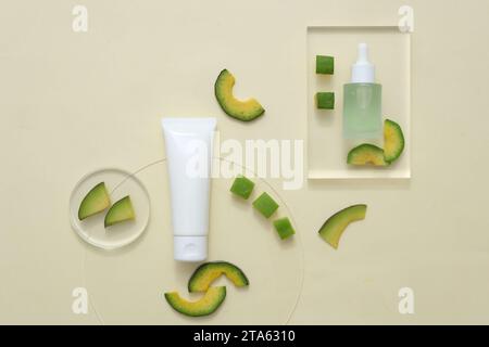 Produits naturels de soins de la peau d'avocat pour la peau et les cheveux sains avec ingrédient d'avocat. Ensemble de bouteilles cosmétiques décorées avec des tranches d'avocat sur Be Banque D'Images