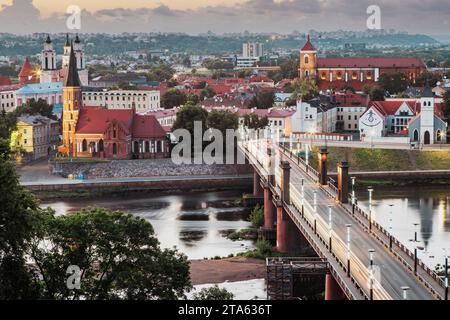 Kaunas, Lituanie. Vue sur la ville depuis la terrasse d'observation Aleksotas Banque D'Images