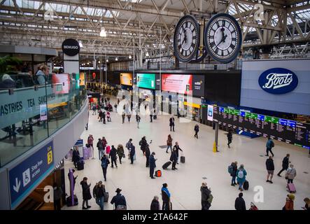 Waterloo, Londres, Royaume-Uni. 27 novembre 2023. Navetteurs et passagers à la gare de Waterloo à Londres. Les membres du syndicat des conducteurs ASLEF organiseront une autre série de grèves d’une journée entre les différents opérateurs ferroviaires entre le 2 décembre 2023 et le 8 décembre 2023. Il y aura également une interdiction des heures supplémentaires dans toutes les compagnies ferroviaires du 1 au 9 décembre 2023 dans un différend amer en cours sur les salaires et les conditions. Crédit : Maureen McLean/Alamy Live News Banque D'Images