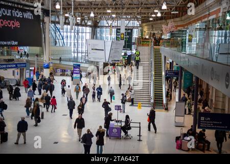 Waterloo, Londres, Royaume-Uni. 27 novembre 2023. Navetteurs et passagers à la gare de Waterloo à Londres. Les membres du syndicat des conducteurs ASLEF organiseront une autre série de grèves d’une journée entre les différents opérateurs ferroviaires entre le 2 décembre 2023 et le 8 décembre 2023. Il y aura également une interdiction des heures supplémentaires dans toutes les compagnies ferroviaires du 1 au 9 décembre 2023 dans un différend amer en cours sur les salaires et les conditions. Crédit : Maureen McLean/Alamy Live News Banque D'Images