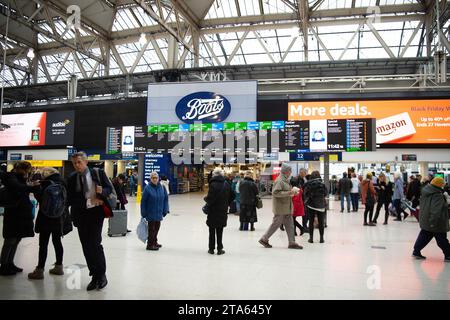 Waterloo, Londres, Royaume-Uni. 27 novembre 2023. Navetteurs et passagers à la gare de Waterloo à Londres. Les membres du syndicat des conducteurs ASLEF organiseront une autre série de grèves d’une journée entre les différents opérateurs ferroviaires entre le 2 décembre 2023 et le 8 décembre 2023. Il y aura également une interdiction des heures supplémentaires dans toutes les compagnies ferroviaires du 1 au 9 décembre 2023 dans un différend amer en cours sur les salaires et les conditions. Crédit : Maureen McLean/Alamy Live News Banque D'Images