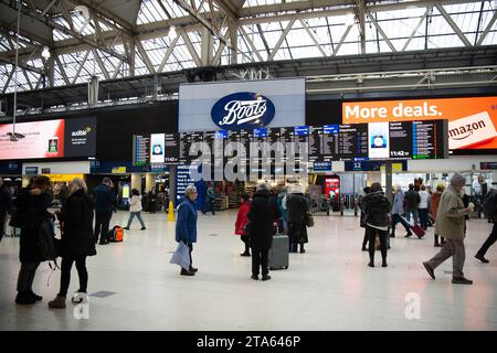 Waterloo, Londres, Royaume-Uni. 27 novembre 2023. Navetteurs et passagers à la gare de Waterloo à Londres. Les membres du syndicat des conducteurs ASLEF organiseront une autre série de grèves d’une journée entre les différents opérateurs ferroviaires entre le 2 décembre 2023 et le 8 décembre 2023. Il y aura également une interdiction des heures supplémentaires dans toutes les compagnies ferroviaires du 1 au 9 décembre 2023 dans un différend amer en cours sur les salaires et les conditions. Crédit : Maureen McLean/Alamy Live News Banque D'Images