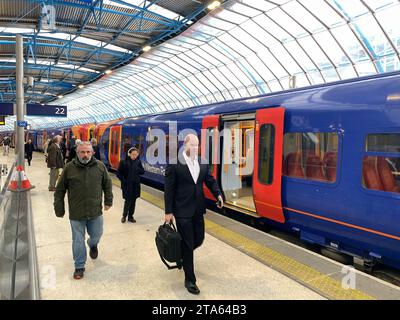 Waterloo, Londres, Royaume-Uni. 27 novembre 2023. Navetteurs et passagers à la gare de Waterloo à Londres. Les membres du syndicat des conducteurs ASLEF organiseront une autre série de grèves d’une journée entre les différents opérateurs ferroviaires entre le 2 décembre 2023 et le 8 décembre 2023. Il y aura également une interdiction des heures supplémentaires dans toutes les compagnies ferroviaires du 1 au 9 décembre 2023 dans un différend amer en cours sur les salaires et les conditions. Crédit : Maureen McLean/Alamy Live News Banque D'Images