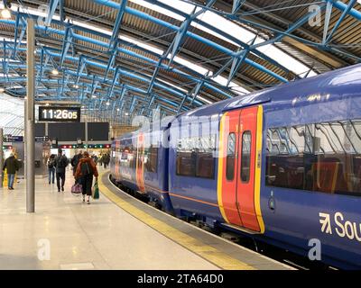 Waterloo, Londres, Royaume-Uni. 27 novembre 2023. Navetteurs et passagers à la gare de Waterloo à Londres. Les membres du syndicat des conducteurs ASLEF organiseront une autre série de grèves d’une journée entre les différents opérateurs ferroviaires entre le 2 décembre 2023 et le 8 décembre 2023. Il y aura également une interdiction des heures supplémentaires dans toutes les compagnies ferroviaires du 1 au 9 décembre 2023 dans un différend amer en cours sur les salaires et les conditions. Crédit : Maureen McLean/Alamy Live News Banque D'Images