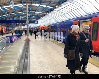 Waterloo, Londres, Royaume-Uni. 27 novembre 2023. Navetteurs et passagers à la gare de Waterloo à Londres. Les membres du syndicat des conducteurs ASLEF organiseront une autre série de grèves d’une journée entre les différents opérateurs ferroviaires entre le 2 décembre 2023 et le 8 décembre 2023. Il y aura également une interdiction des heures supplémentaires dans toutes les compagnies ferroviaires du 1 au 9 décembre 2023 dans un différend amer en cours sur les salaires et les conditions. Crédit : Maureen McLean/Alamy Live News Banque D'Images