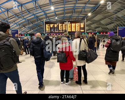 Waterloo, Londres, Royaume-Uni. 27 novembre 2023. Navetteurs et passagers à la gare de Waterloo à Londres. Les membres du syndicat des conducteurs ASLEF organiseront une autre série de grèves d’une journée entre les différents opérateurs ferroviaires entre le 2 décembre 2023 et le 8 décembre 2023. Il y aura également une interdiction des heures supplémentaires dans toutes les compagnies ferroviaires du 1 au 9 décembre 2023 dans un différend amer en cours sur les salaires et les conditions. Crédit : Maureen McLean/Alamy Live News Banque D'Images