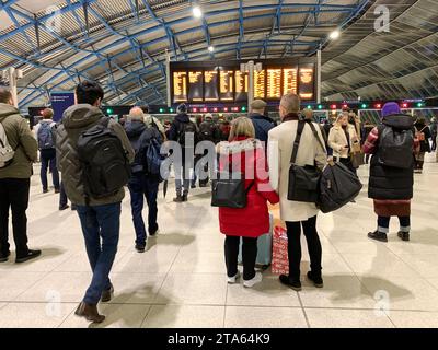 Waterloo, Londres, Royaume-Uni. 27 novembre 2023. Navetteurs et passagers à la gare de Waterloo à Londres. Les membres du syndicat des conducteurs ASLEF organiseront une autre série de grèves d’une journée entre les différents opérateurs ferroviaires entre le 2 décembre 2023 et le 8 décembre 2023. Il y aura également une interdiction des heures supplémentaires dans toutes les compagnies ferroviaires du 1 au 9 décembre 2023 dans un différend amer en cours sur les salaires et les conditions. Crédit : Maureen McLean/Alamy Live News Banque D'Images