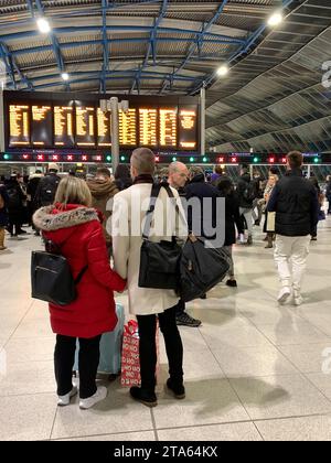 Waterloo, Londres, Royaume-Uni. 27 novembre 2023. Navetteurs et passagers à la gare de Waterloo à Londres. Les membres du syndicat des conducteurs ASLEF organiseront une autre série de grèves d’une journée entre les différents opérateurs ferroviaires entre le 2 décembre 2023 et le 8 décembre 2023. Il y aura également une interdiction des heures supplémentaires dans toutes les compagnies ferroviaires du 1 au 9 décembre 2023 dans un différend amer en cours sur les salaires et les conditions. Crédit : Maureen McLean/Alamy Live News Banque D'Images