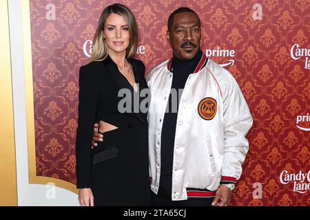 Westwood, États-Unis. 28 novembre 2023. WESTWOOD, LOS ANGELES, CALIFORNIE, États-Unis - NOVEMBRE 28 : l'actrice australienne Paige Butcher et son fiancé/acteur et comédien américain Eddie Murphy arrivent à la première mondiale de Candy Cane Lane d'Amazon Prime Video qui s'est tenue au Regency Village Theatre le 28 novembre 2023 à Westwood, Los Angeles, Californie, États-Unis. (Photo de Xavier Collin/image Press Agency) crédit : image Press Agency/Alamy Live News Banque D'Images