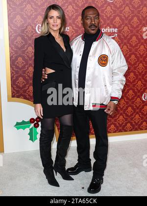 Westwood, États-Unis. 28 novembre 2023. WESTWOOD, LOS ANGELES, CALIFORNIE, États-Unis - NOVEMBRE 28 : l'actrice australienne Paige Butcher et son fiancé/acteur et comédien américain Eddie Murphy arrivent à la première mondiale de Candy Cane Lane d'Amazon Prime Video qui s'est tenue au Regency Village Theatre le 28 novembre 2023 à Westwood, Los Angeles, Californie, États-Unis. (Photo de Xavier Collin/image Press Agency) crédit : image Press Agency/Alamy Live News Banque D'Images