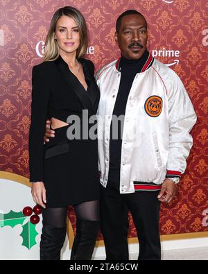 Westwood, États-Unis. 28 novembre 2023. WESTWOOD, LOS ANGELES, CALIFORNIE, États-Unis - NOVEMBRE 28 : l'actrice australienne Paige Butcher et son fiancé/acteur et comédien américain Eddie Murphy arrivent à la première mondiale de Candy Cane Lane d'Amazon Prime Video qui s'est tenue au Regency Village Theatre le 28 novembre 2023 à Westwood, Los Angeles, Californie, États-Unis. (Photo de Xavier Collin/image Press Agency) crédit : image Press Agency/Alamy Live News Banque D'Images