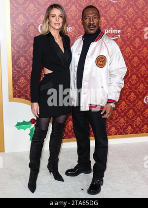 Westwood, États-Unis. 28 novembre 2023. WESTWOOD, LOS ANGELES, CALIFORNIE, États-Unis - NOVEMBRE 28 : l'actrice australienne Paige Butcher et son fiancé/acteur et comédien américain Eddie Murphy arrivent à la première mondiale de Candy Cane Lane d'Amazon Prime Video qui s'est tenue au Regency Village Theatre le 28 novembre 2023 à Westwood, Los Angeles, Californie, États-Unis. (Photo de Xavier Collin/image Press Agency) crédit : image Press Agency/Alamy Live News Banque D'Images