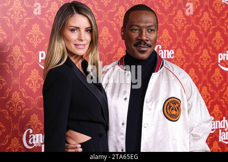 Westwood, États-Unis. 28 novembre 2023. WESTWOOD, LOS ANGELES, CALIFORNIE, États-Unis - NOVEMBRE 28 : l'actrice australienne Paige Butcher et son fiancé/acteur et comédien américain Eddie Murphy arrivent à la première mondiale de Candy Cane Lane d'Amazon Prime Video qui s'est tenue au Regency Village Theatre le 28 novembre 2023 à Westwood, Los Angeles, Californie, États-Unis. (Photo de Xavier Collin/image Press Agency) crédit : image Press Agency/Alamy Live News Banque D'Images