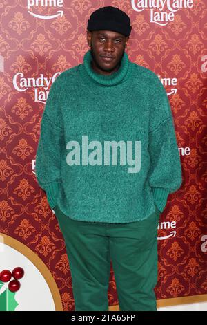 Westwood, États-Unis. 28 novembre 2023. WESTWOOD, LOS ANGELES, CALIFORNIE, États-Unis - NOVEMBRE 28 : le chanteur Sir Blayke arrive à la première mondiale de Candy Cane Lane d'Amazon Prime Video qui s'est tenue au Regency Village Theatre le 28 novembre 2023 à Westwood, Los Angeles, Californie, États-Unis. (Photo de Xavier Collin/image Press Agency) crédit : image Press Agency/Alamy Live News Banque D'Images