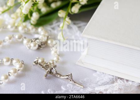 Première Sainte Communion avec rosaire et fleurs, fond conceptuel Banque D'Images
