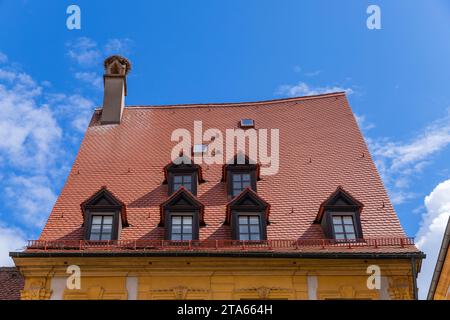 Fenêtres de toit de grenier, conception architecturale classique de la vieille ville avec tuiles, Bamberg, Allemagne Banque D'Images