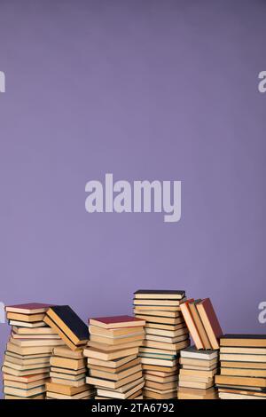 Beaucoup de piles de livres éducatifs à lire comme arrière-plan Banque D'Images