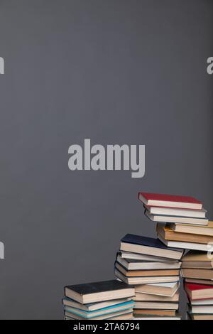 Beaucoup de piles de livres éducatifs à lire comme arrière-plan Banque D'Images