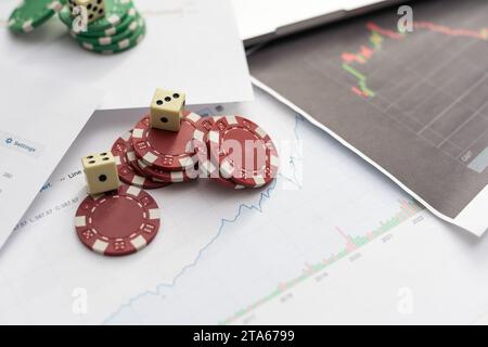 Dés cubes pour trader. Les mots avec des cubes Vendre Acheter sur tableau financier et de colonnes de citations comme arrière-plan. Selective focus Banque D'Images