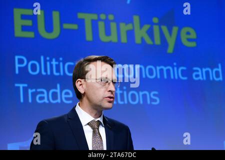 Bruxelles, Belgique. 29 novembre 2023. Porte-parole de la Commission européenne, Peter STANO, sur le rapport conjoint sur les relations UE-Turquie à Bruxelles, Belgique, le 29 novembre 2023. Crédit : ALEXANDROS MICHAILIDIS/Alamy Live News Banque D'Images