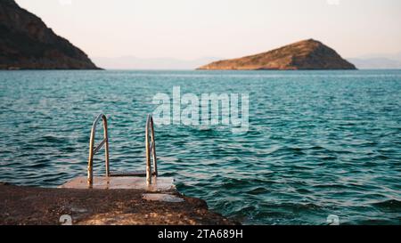 Mains courantes monté sur rock, près de la mer. Banque D'Images