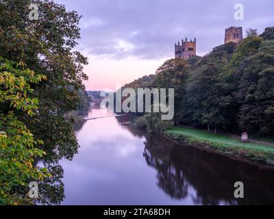 La cathédrale de Durham et la rivière s'usent un matin d'automne encore lorsque le soleil se lève Banque D'Images