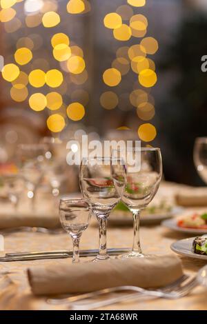 Servi table de fête avec collations, verres, verres, couverts et serviettes pour un banquet à l'occasion d'un mariage ou anniversaire ou Noël ou autre b Banque D'Images