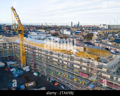 Novembre 2023. Effondrement d’une grue de construction ce matin sur le site de construction Drum à Stead’s place près de Leith Walk à Leith Édimbourg, en Écosse Banque D'Images