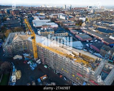 Novembre 2023. Effondrement d’une grue de construction ce matin sur le site de construction Drum à Stead’s place près de Leith Walk à Leith Édimbourg, en Écosse Banque D'Images