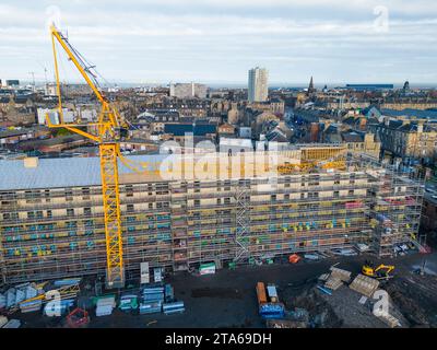 Novembre 2023. Effondrement d’une grue de construction ce matin sur le site de construction Drum à Stead’s place près de Leith Walk à Leith Édimbourg, en Écosse Banque D'Images