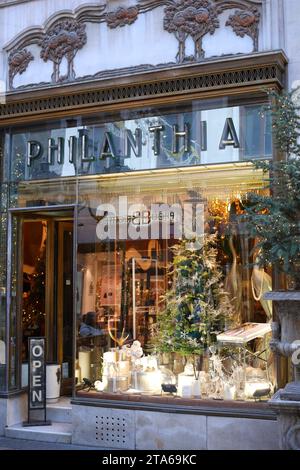 Les fleuristes de Philanthia magasinent pendant la saison de Noël, Vaci utca, rue Vaci, Budapest, Hongrie Banque D'Images