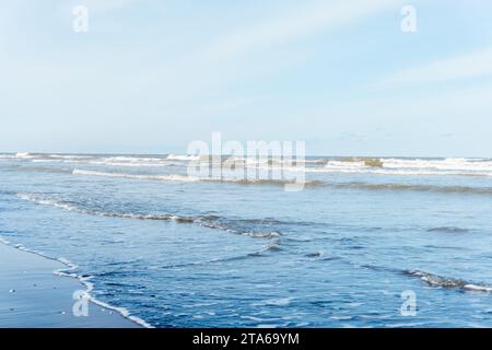 Au bord de la mer douces vagues de la mer Une belle vue sur la mer Caspienne Banque D'Images