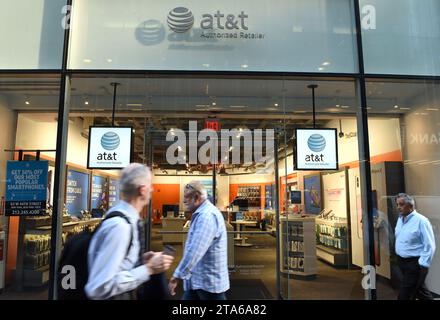 New York, États-Unis - 30 mai 2018 : les gens passent près de l'entrée du magasin de détaillant agréé AT&T à New York. Banque D'Images