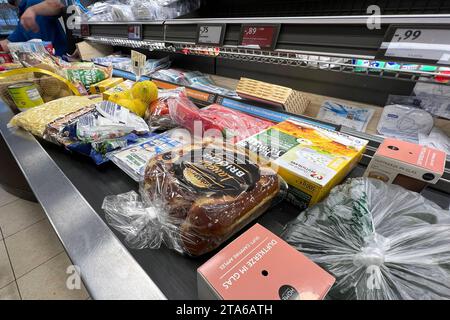 Einkauf im Discounter ALDI Sued. Waren, Gueter, Lebensmittel liegen auf einem Kassenband an einer Supermarktkasse. Discompteur, Kasse. Es besteht Mundschutzpflicht, Maskenpflicht dans Zeiten der Corona Pandemie am 20.05.2020. *** Shopping dans le discounter ALDI Sued marchandises, marchandises, nourriture sont couchés sur une ceinture de caisse à un discounter de caisse de supermarché, checkout il y a une obligation de masque en temps de pandémie de corona sur 20 05 2020 crédit : Imago / Alamy Live News Banque D'Images