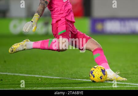 Londres, Royaume-Uni. 25 novembre 2023. 25 novembre 2023 - Brentford contre Arsenal - Premier League - GTech Community Stadium. Le gardien de Brentford Mark Flekken lors du match de Premier League contre Arsenal. Crédit photo : Mark pain/Alamy Live News Banque D'Images