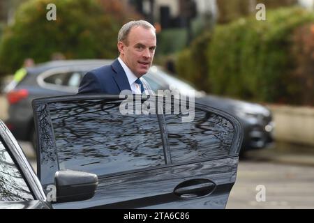 Londres, Royaume-Uni. 29 novembre 2023. Dominic Raab, ancien vice-premier ministre britannique, arrive pour témoigner dans le cadre de l'enquête britannique sur la Covid-19, une enquête publique indépendante sur la réponse du Royaume-Uni à la pandémie de COVID-19 et sur l'impact de celle-ci, et pour tirer des leçons pour l'avenir qui se tient à Dorland House dans l'ouest de Londres. Crédit : MARTIN DALTON/Alamy Live News Banque D'Images