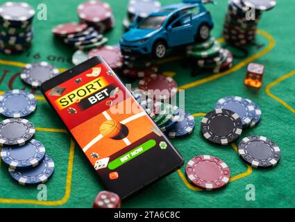 pile de jetons de casino et voiture de jouet, smartphone avec paris sur le sport Banque D'Images