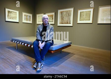 Édimbourg, Écosse, Royaume-Uni. 29 novembre 2023. La Scottish Gallery de Dundas Street verra la fin de 2023 avec les scènes hivernales croustillantes du travail de Victoria Crowe dans sa nouvelle exposition Low Winter Sun Crowe documente le voyage des Scottish Borders aux îles des Orcades et vice-versa, introduisant le spectateur aux paysages variés capturés en cours de route. Ouverture demain jusqu'au 23 décembre 2023. Victoria Crowe à l'exposition. Crédit : Craig Brown/Alamy Live News Banque D'Images