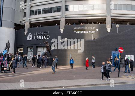 Les supporters arrivent au stade St James' Park, stade du Newcastle United football Club, à Newcastle upon Tyne, au Royaume-Uni Banque D'Images