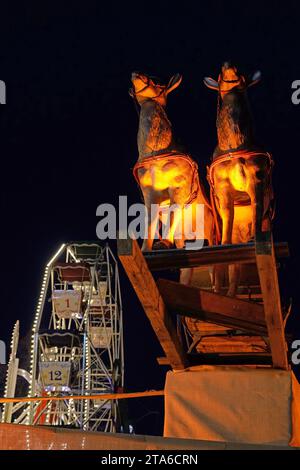 AM Rande des Bremer Weihnachtsmarkts, auf dem Domshof, schwebt der Weihnachtsmann mit seinem Rentierschlitten durch die Luft. *** Au bord du marché de Noël de Bremens, sur le Domshof, le Père Noël flotte dans les airs dans son traîneau à rennes Banque D'Images