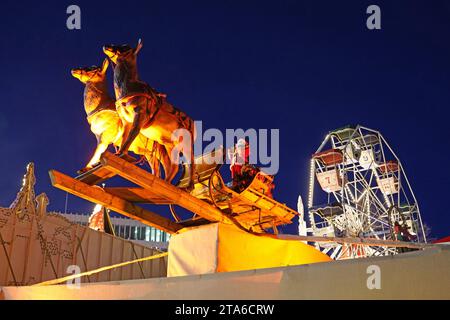 AM Rande des Bremer Weihnachtsmarkts, auf dem Domshof, schwebt der Weihnachtsmann mit seinem Rentierschlitten durch die Luft. *** Au bord du marché de Noël de Bremens, sur le Domshof, le Père Noël flotte dans les airs dans son traîneau à rennes Banque D'Images