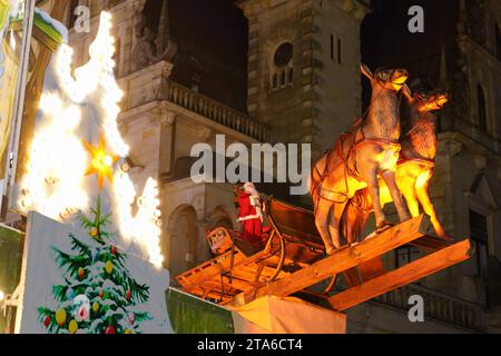 AM Rande des Bremer Weihnachtsmarkts, auf dem Domshof, schwebt der Weihnachtsmann mit seinem Rentierschlitten durch die Luft. *** Au bord du marché de Noël de Bremens, sur le Domshof, le Père Noël flotte dans les airs dans son traîneau à rennes Banque D'Images