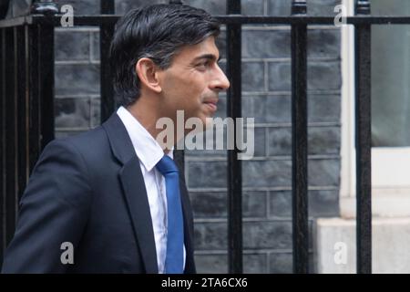 Londres, Royaume-Uni. 29 novembre 2023. Le Premier ministre britannique Rishi Sunak quitte Downing Street pour les PMQ. Crédit : Justin ng/Alamy Live News. Banque D'Images