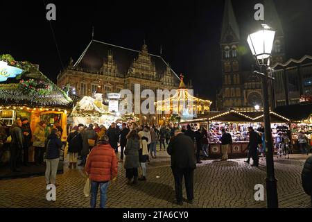 Der Weihnachtsmarkt auf dem Bremer Marktplatz. Im hintergrund das historische Rathaus, das zum Weltkulturerbe gehört. *** Le marché de Noël sur la place du marché de Bremens en arrière-plan est l'hôtel de ville historique, qui est un site du patrimoine mondial Banque D'Images